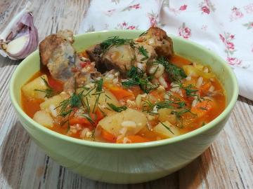 Nutritiva e deliciosa sopa grossa com legumes, batatas e arroz em Uzbek
