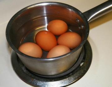 Como faço para cozinhar os ovos para que eles não rachar e não flui para fora. Meus truques culinários