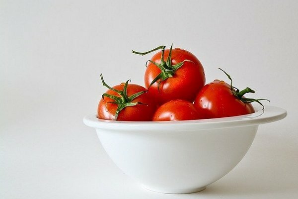 Recomenda-se comer tomate fresco, pois a colina é destruída após o tratamento térmico (Foto: pixabay.com)