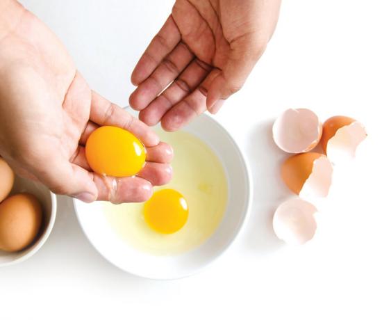 Como rapidamente dividir um monte de ovos nas gemas e brancos. Fotos - Yandex. fotos