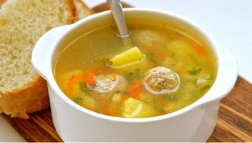 A sopa deliciosa maioria com almôndegas. Simples e rápido!