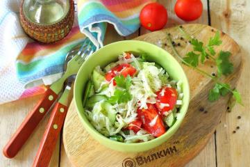 Salada de repolho, pepino e tomate