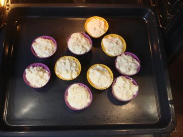 Muffins para o pequeno-almoço "Um otesh". Seu cheiro atrai a cozinha toda a família!