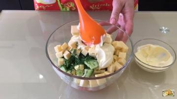 Salada com varas de caranguejo em uma cesta