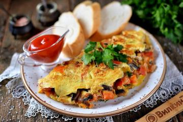 Ovos mexidos com tomate e cogumelos