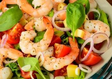 Salada com camarão "Easy". Muito simples e delicioso!