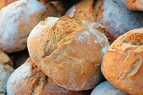 A propósito, o pão pode ser congelado, descongelado e assado no forno com queijo (Foto: pixabay.com)