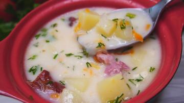 Sopa simples com queijo defumado produtos, como sua rapidez na culinária e sabor