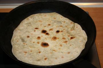 Enquanto me preparo o pão pita fina em uma frigideira seca. Mais saborosa do que ladrão