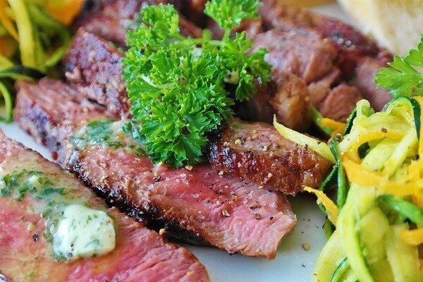 E para melhor assimilação da carne, é melhor comê-la com vegetais (Foto: Pixabay.com)