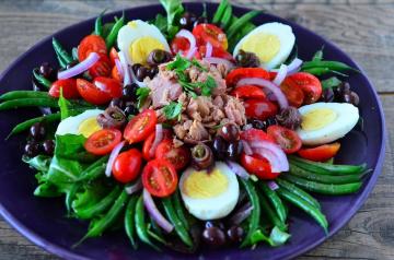 Salada "Nicoise" com atum e feijões enlatados