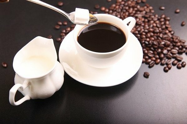 O açúcar só vai matar o gosto do café natural (Foto: Pixabay.com)