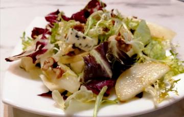 Salada com peras, nozes e queijo azul para a tabela de Ano Novo