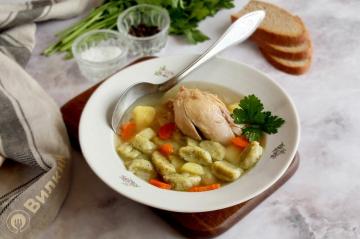 Sopa de bolinho de galinha