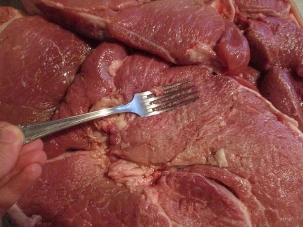 Carne quando pressionado com um garfo parecia resistente