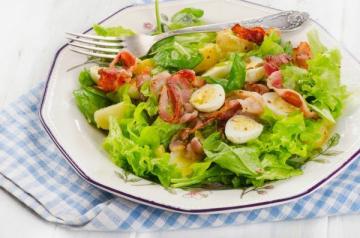 Salada morna Funky com ovo e bacon. Comer, olhar em nenhum momento !!!