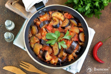 Berinjela estufada com tomate, alho e pimenta