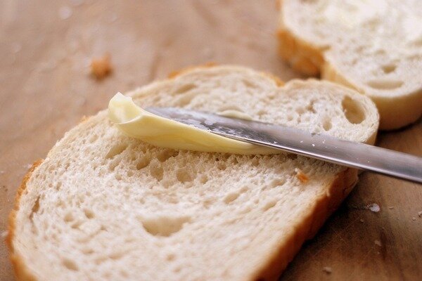 Margarina e manteiga são ricas em gorduras trans. (Foto: Pixabay.com)