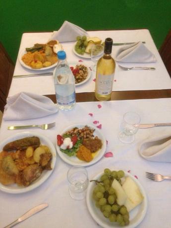 O jantar é servido mesas com toalhas, guardanapos. Em cada mesa - vinho é engarrafado. Devo dizer que o vinho na Tunísia - não muito ruim. Gostei muito do branco e rosa. Red - não muito ((cerveja não é ruim: o projecto e em garrafas.