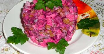 Salada "Violetta" com beterraba e queijo processado