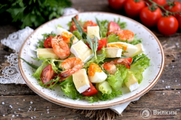 Salada de rúcula, camarão e tomate cereja