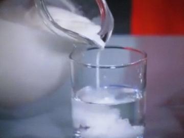 Como determinar rápida e facilmente que o leite dissolvido com água (3 maneiras comprovadas)