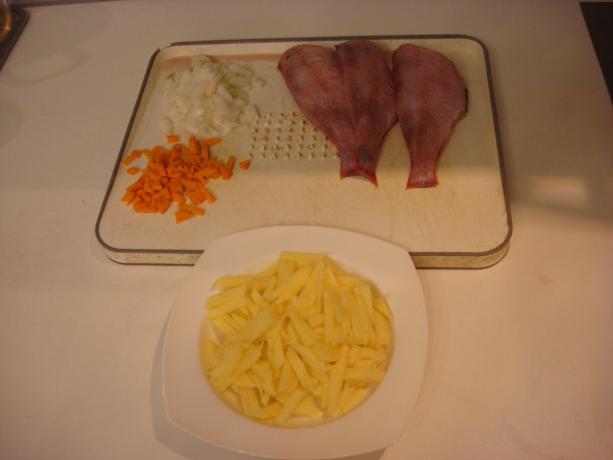 Foto tirada pelo autor (peixe preparado, batatas, cebolas, cenouras)