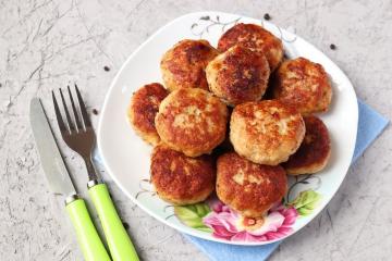 Costeletas de carne picada com pão