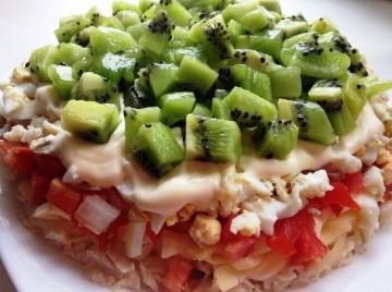 Salada "Emerald placer" com frango e kiwi na véspera de Ano Novo