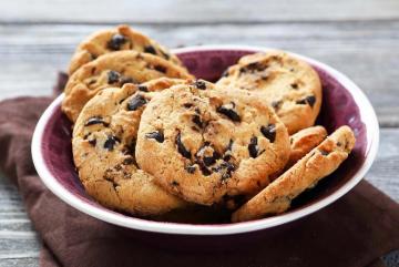 Como assar biscoitos com gotas de chocolate