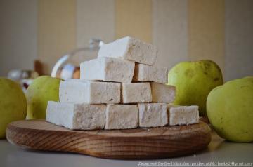 Maçãs gostam e açúcar para cozinhar uma verdadeira sobremesa. Receita para marshmallows caseiros, como "Sharmel"