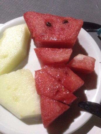 Frutos. O hotel tem sido sempre frutas: melancia, melão, ameixas, uvas. 