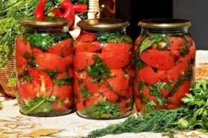 Tomates cortados com ervas e alho para o inverno. receita favorita