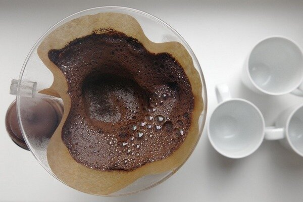 O pó de café pode substituir cosméticos caros (Foto: Pixabay.com)