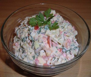 Salada com paus e feijão de caranguejo. Uma forma muito rápida para cozinhar uma grande salada.