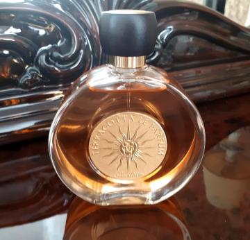 Aroma persistente e um laço na minha coleção de perfume que é adequado para o verão