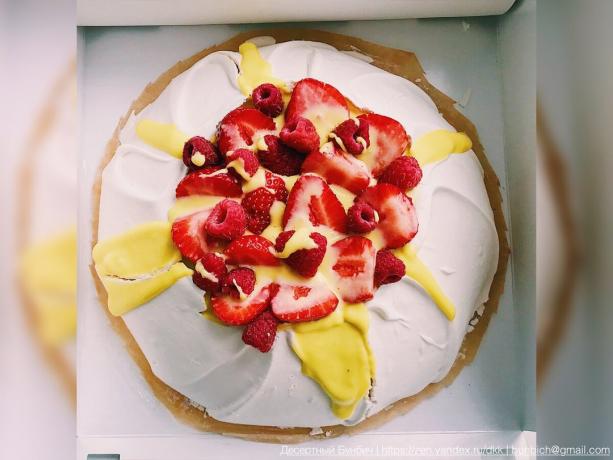 Pavlova receita de bolo com morangos e framboesas. decoração do bolo ideia EndiShef