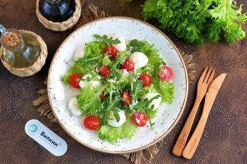Salada com rúcula, tomate cereja e mussarela
