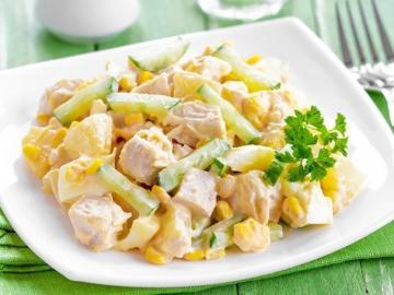 Salada com frango defumado e abacaxi