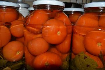 Tomates conserva no inverno com ácido cítrico