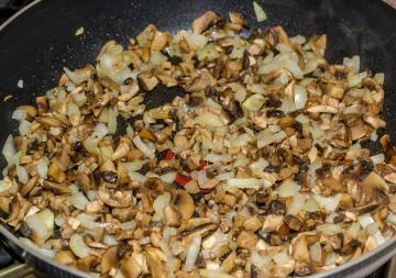 Rolos de repolho em uma maneira incomum: cogumelos, molho de legumes e creme de leite