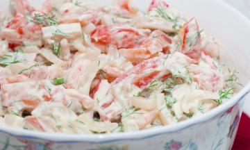Salada fresca com varas de caranguejo, que todo o louvor! Agora basta cozinhá-lo!