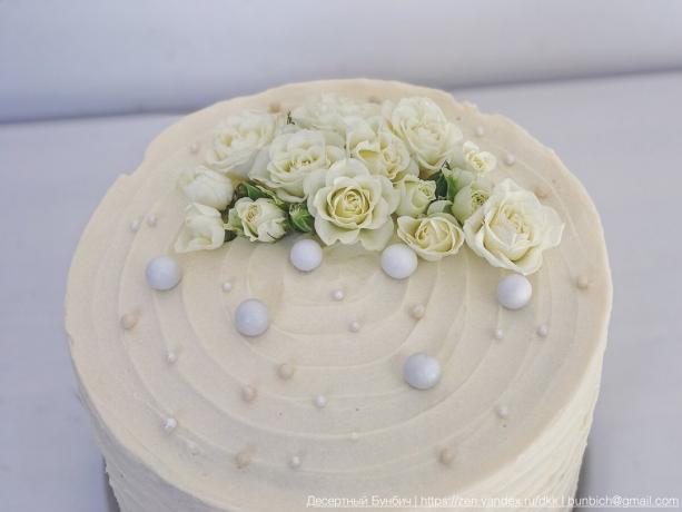 Um exemplo simples de como decorar o bolo com flores frescas