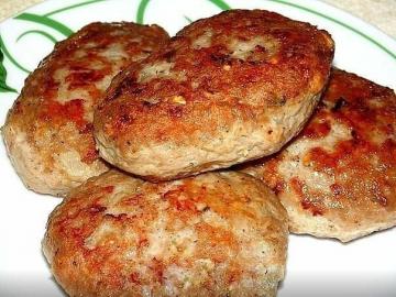 Costeletas de carne com mingau. Suculento e delicioso. Minha receita favorita