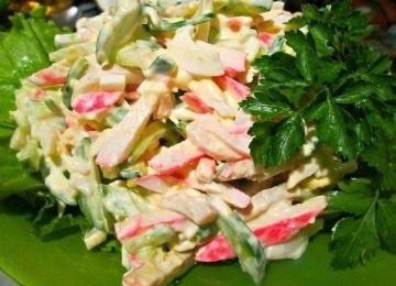 Salada "mar" com as varas de caranguejo e lulas. Varrido para longe da mesa em 5 minutos!