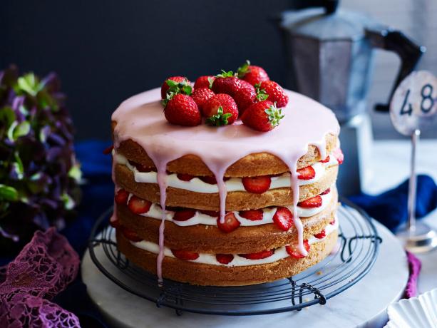 EXEMPLO terminado bolo com morango e esmalte. Fotos - Yandex. fotos