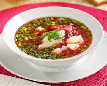 Clássico sopa fria de cozinha russa
