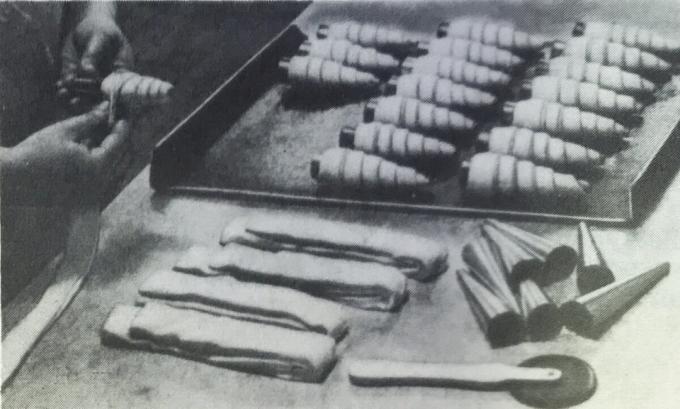 Processo de preparação de túbulos com creme. Foto do livro "Produção de doces e bolos," 1976 