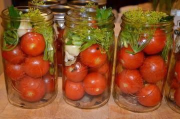 Tomates marinados "Zadonsk" para o inverno