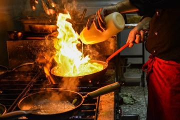 Por que nos restaurantes pratos são cozidos por 10 minutos, enquanto em casa que gastamos em um relógio.